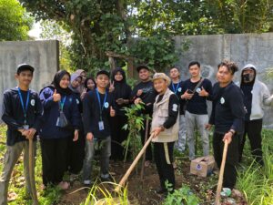 KKN Universitas Cipasung dan Kepala Desa Cimanuk Menanam Pohon
