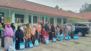 Pembagian sembako dan penyerahan Kunci Rumah tidak layak huni oleh Baznas Kab.Tasikmalaya