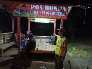 Danton Satlinmas melakukan pengecekan ketiap pos untuk menjaga keamanan ketertiban di lingkungan