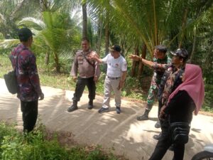 Muspika kecamatan Cikalong Dan pemerintah Desa Cimanuk melakukan pengecekan Batas Wilayah Desa Dan Kabupaten Pangandaran