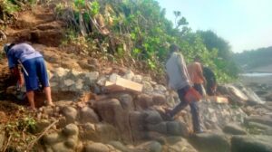 PEMERINTAH DESA CIMANUK MEMBANGUN TANGGA MENUJU PUNCAK JARINGAO YANG BERADA DI OBJEK WISATA PANTAI PADABUMI