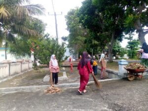 TP PKK Desa Cimanuk Laksanakan Kegiatan Bersih-Bersih Halaman Kantor Desa